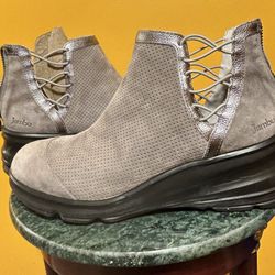 New comfortable women's boots.Size 8. $40.