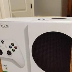 Xbox Series S And Monitor 