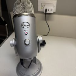 Blue Yeti USB Microphone Silver – Studio Quality Streaming Podcast Gaming Tested