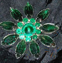 Beautiful Emerald Green Flower Brooch Pin vintage