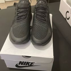 Black Air Max 270 