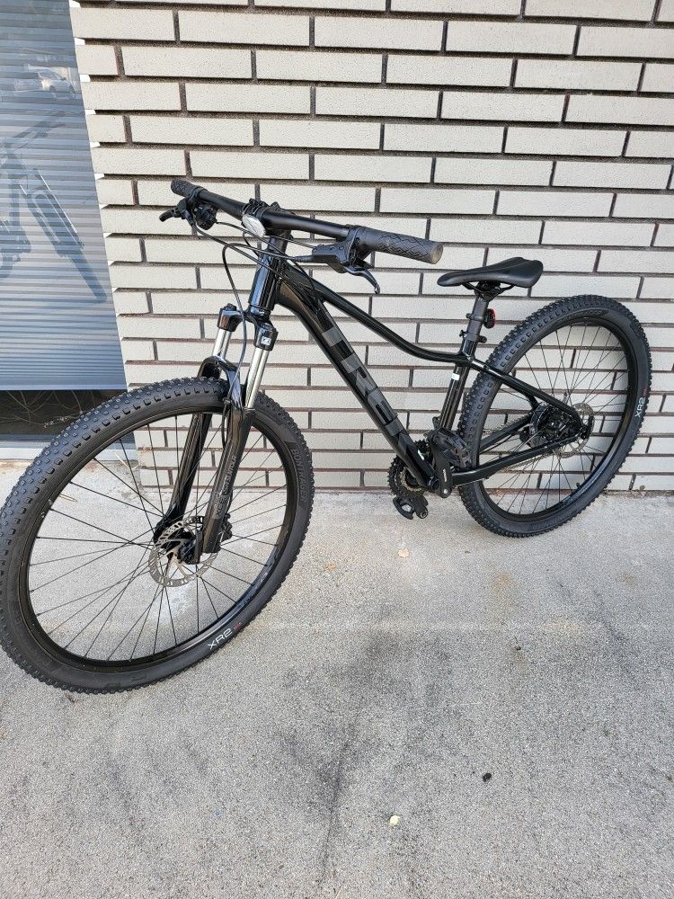 Trek Mountain Bike Size Adult Small Wheels 27.5 Multiple Speeds Hydraulic Disc Brakes