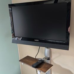 Small 24 In Vizio Flatscreen TV / W Remote 