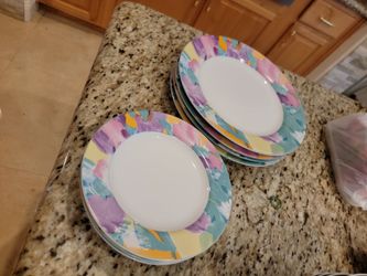 Set of 8 beautiful plates.4 large,4 small