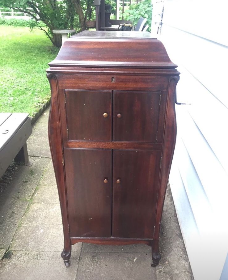 Antique vintage cabinet 1904 Victrola phonograph record player (needs repairs)