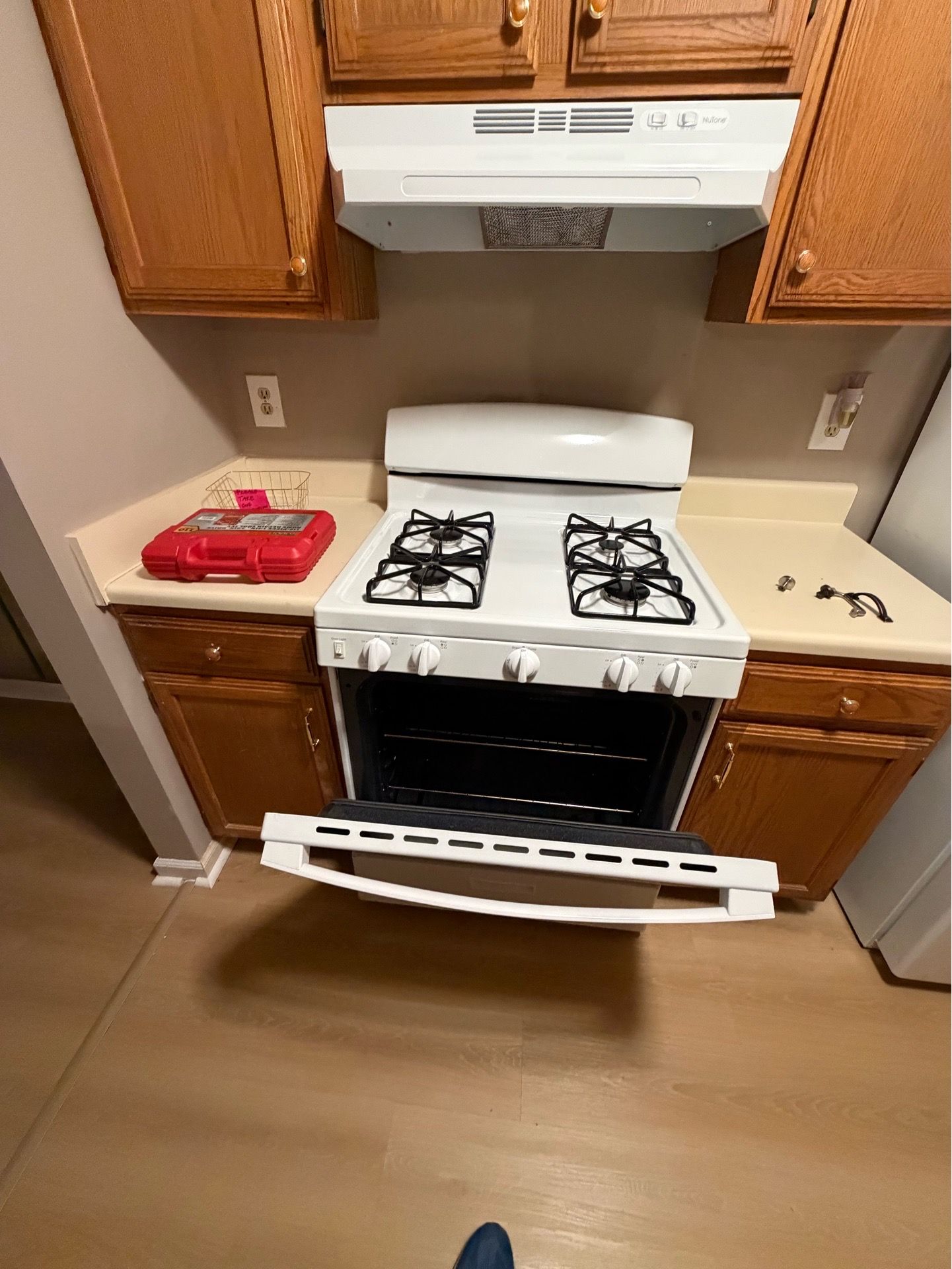 Unused Stove: GE® 30" Free-Standing with Hood