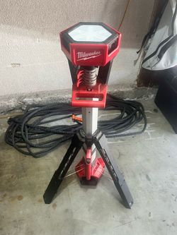 Milwaukee tripod light