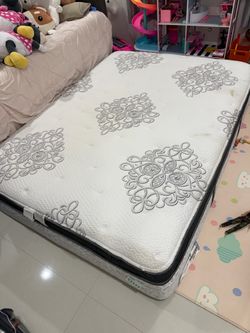 Beautyrest Queen Pillow Top Mattress – Excellent Condition