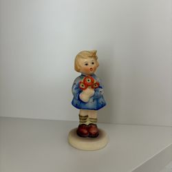 Hummel Goebel 1967 Figurine Of Girl With Flowers