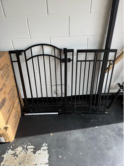 Adjustable child/pet gate