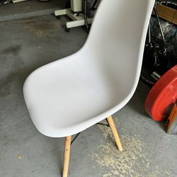 White And Gray Chairs 