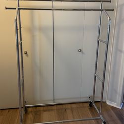 Rolling garment rack