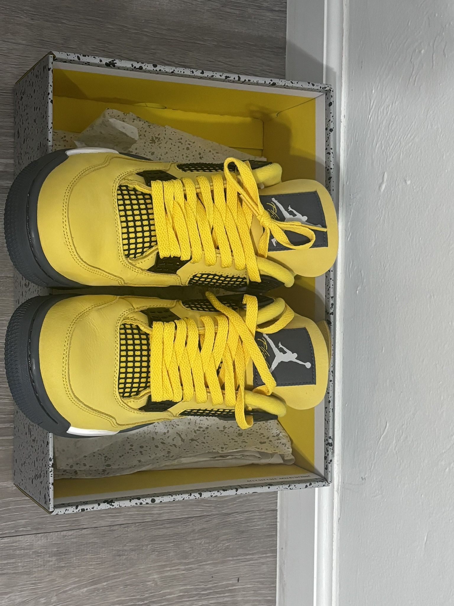Air Jordan 4 Retro Lightning Size 9
