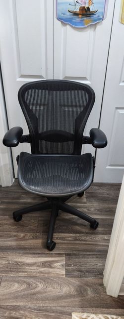 Herman miller aeron ( SIZE B ) FULLY LOADED .