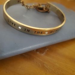 New Cute Gold Plated Bracelet With The Words Live In The Moment Engraved On Bracelet 