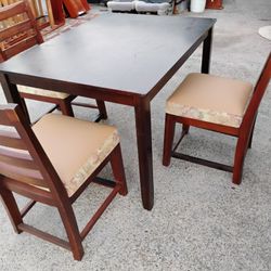4 Chairs And A Table 