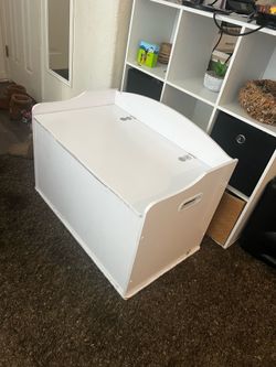 White kids storage bench