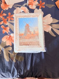 2 sets of brand new 5x7 wall hanging photo frames.