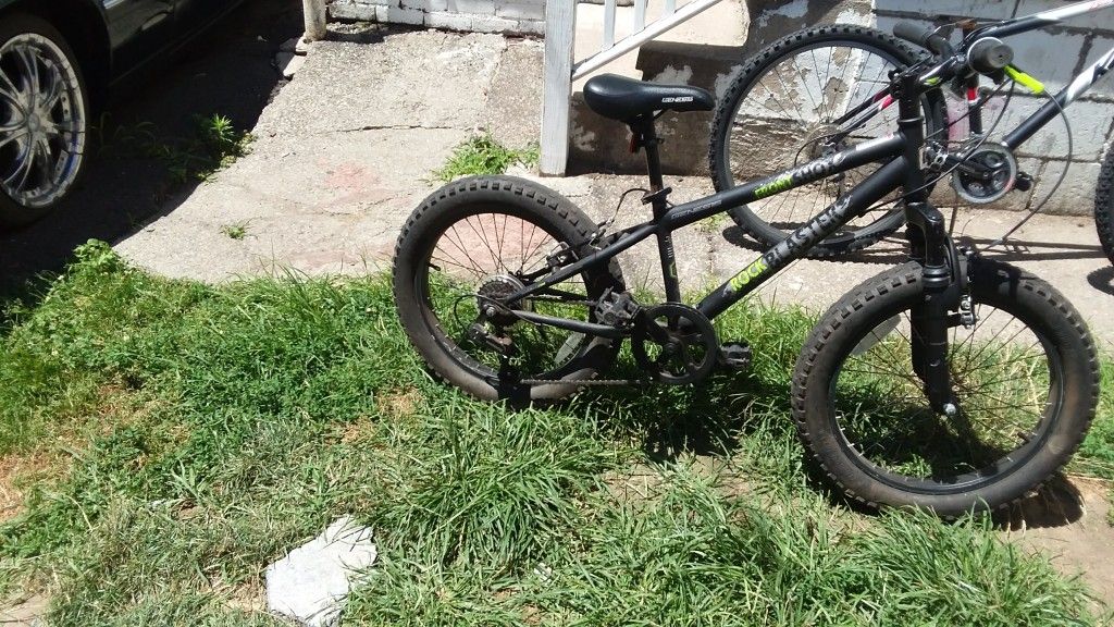 Genesis rock blaster fat untighten tire mountain bike