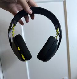Logitech headset for pc/switch & camera