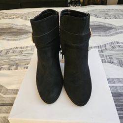 Women low boots size 7