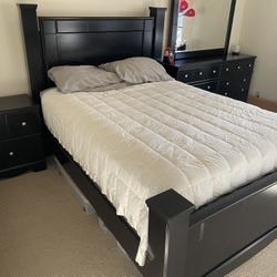 Bedroom Set: Queen Bed, Dresser, Murrow, Side Table
