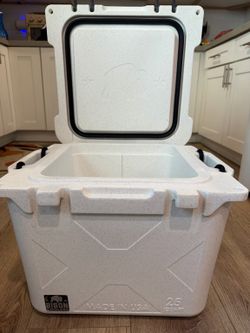 Bison 25-Quart Rotomolded Hard Cooler – Made in USA – Excellent Condition