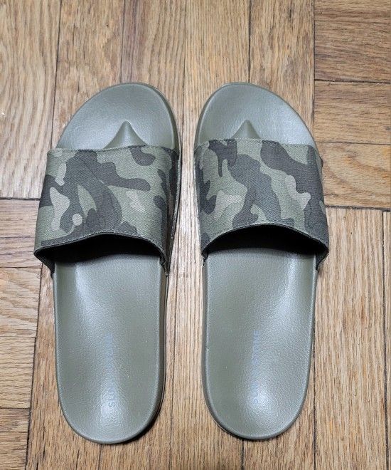 Sun + Stone slides in a cool camo pattern! These are a men's size 11 and are in great condition. Perfect for a casual day out or just lounging around