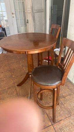 Round Pub Table with 2 Bar Stools