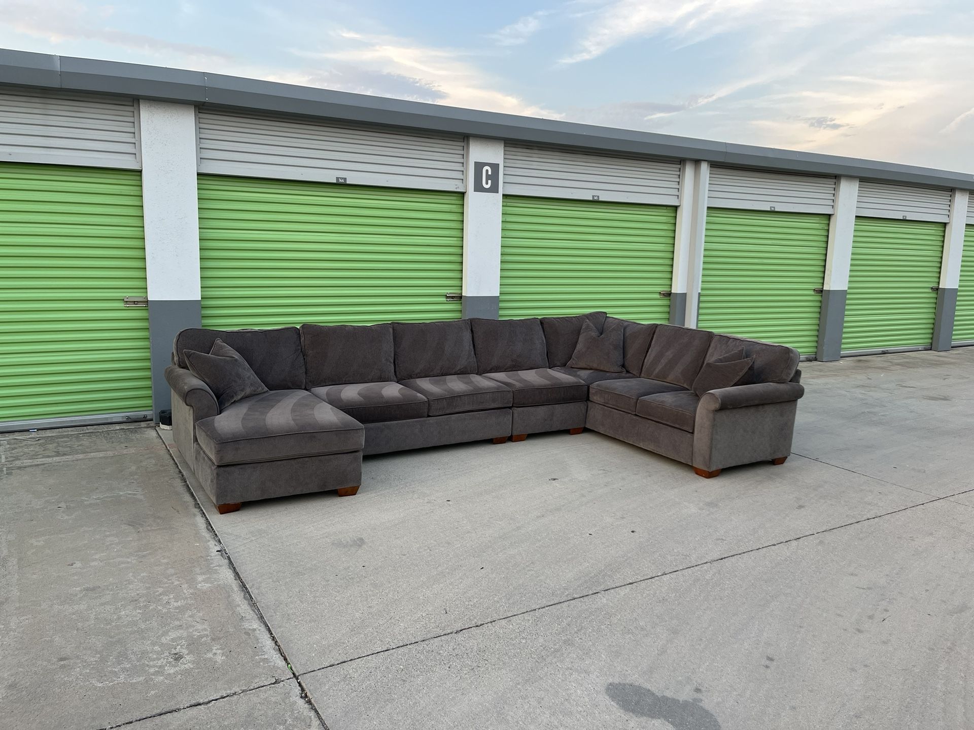 *FREE DELIVERY* Like New Norfolk Java Sectional Couch From Havertys 🔥