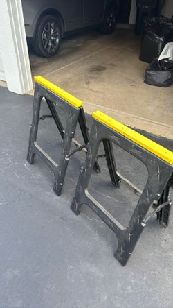 2 plastic saw horses