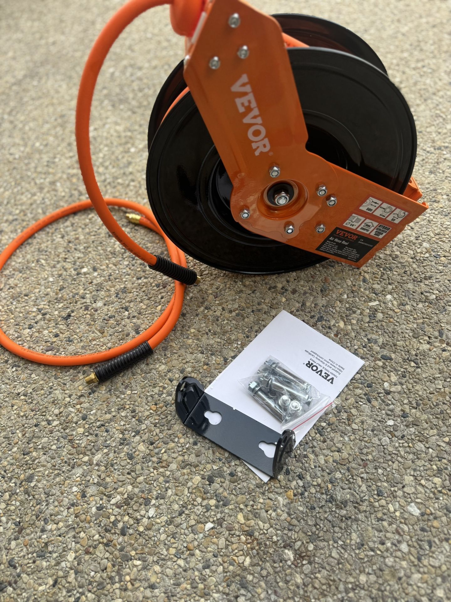 VEVOR Retractable Air Hose Reel, 3/8 IN x 50 FT Hybrid Air Hose Max 300PSI, Air Compressor Hose Reel with 5 ft Lead in, Ceiling/Wall Mount Heavy Duty 