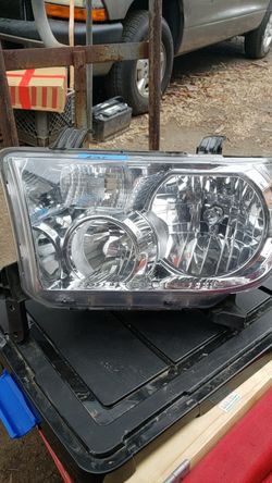 Toyota Tundra headlight left side