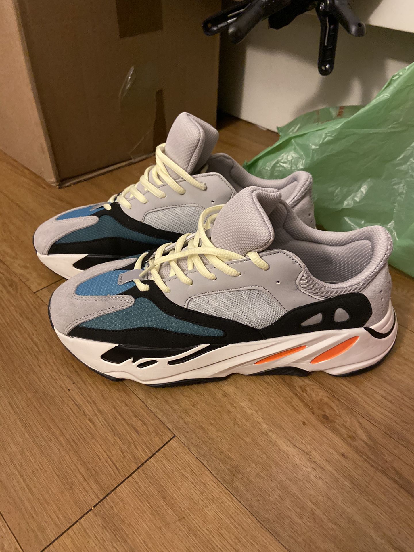 Yeezy 700 (wave runners) size 9.5