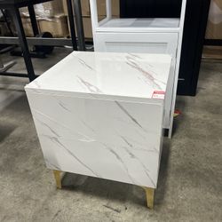Nightstand / Mesita de noche