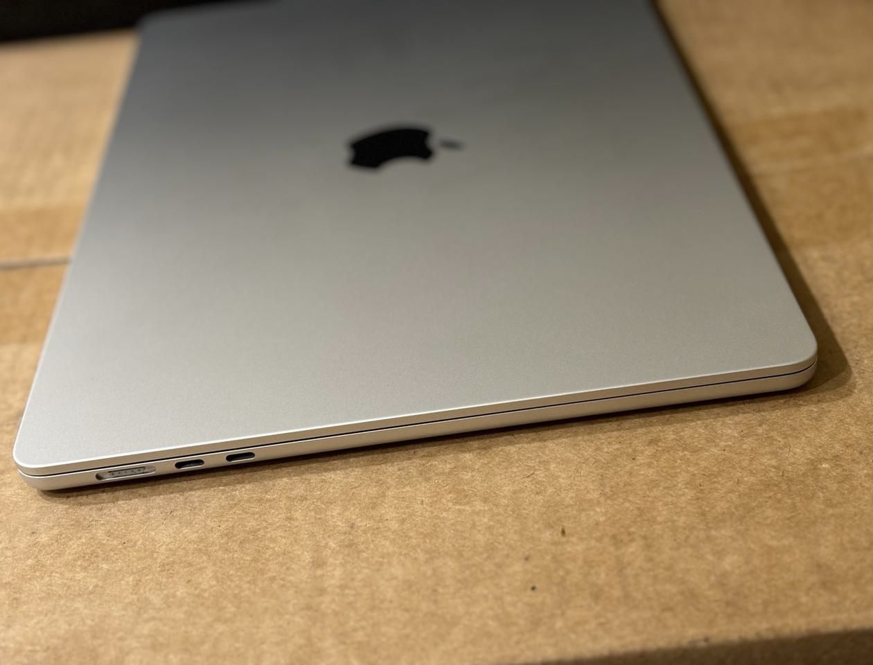 MacBook Air 15 2023 M2 8 gb ram 256 gb ssd SILVER