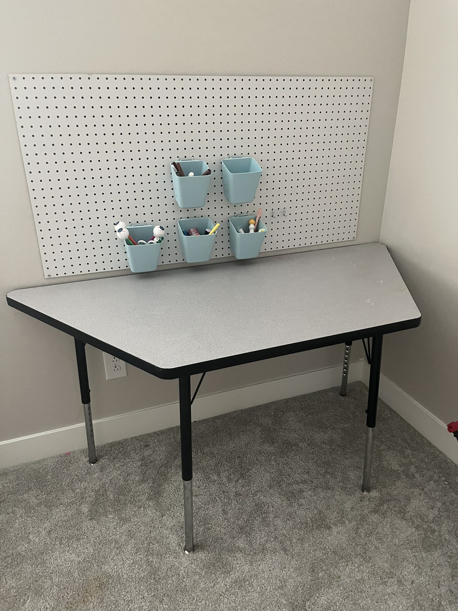 Table / Peg Board / Containers