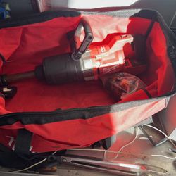 D Compact Milwaukee  Milwaukee. FUEL 1”D Impacts wrench 