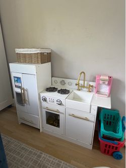 Play Kitchen/All accessories included