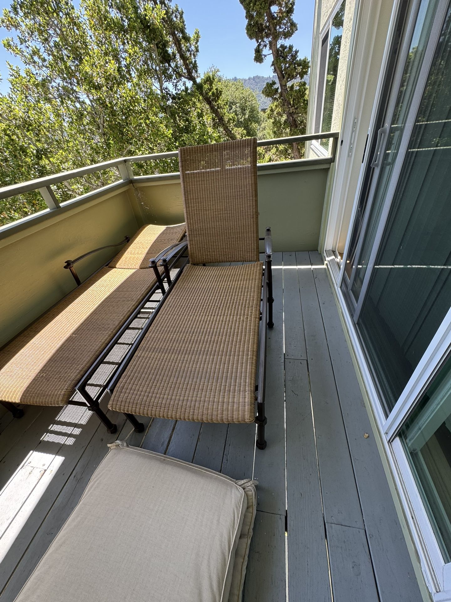 2 BEAUTIFUL STURDY "BROWN JORDAN" LOUNGE CHAIRS IN GREAT CONDITION