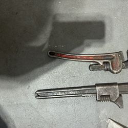 Pipe wrenches
