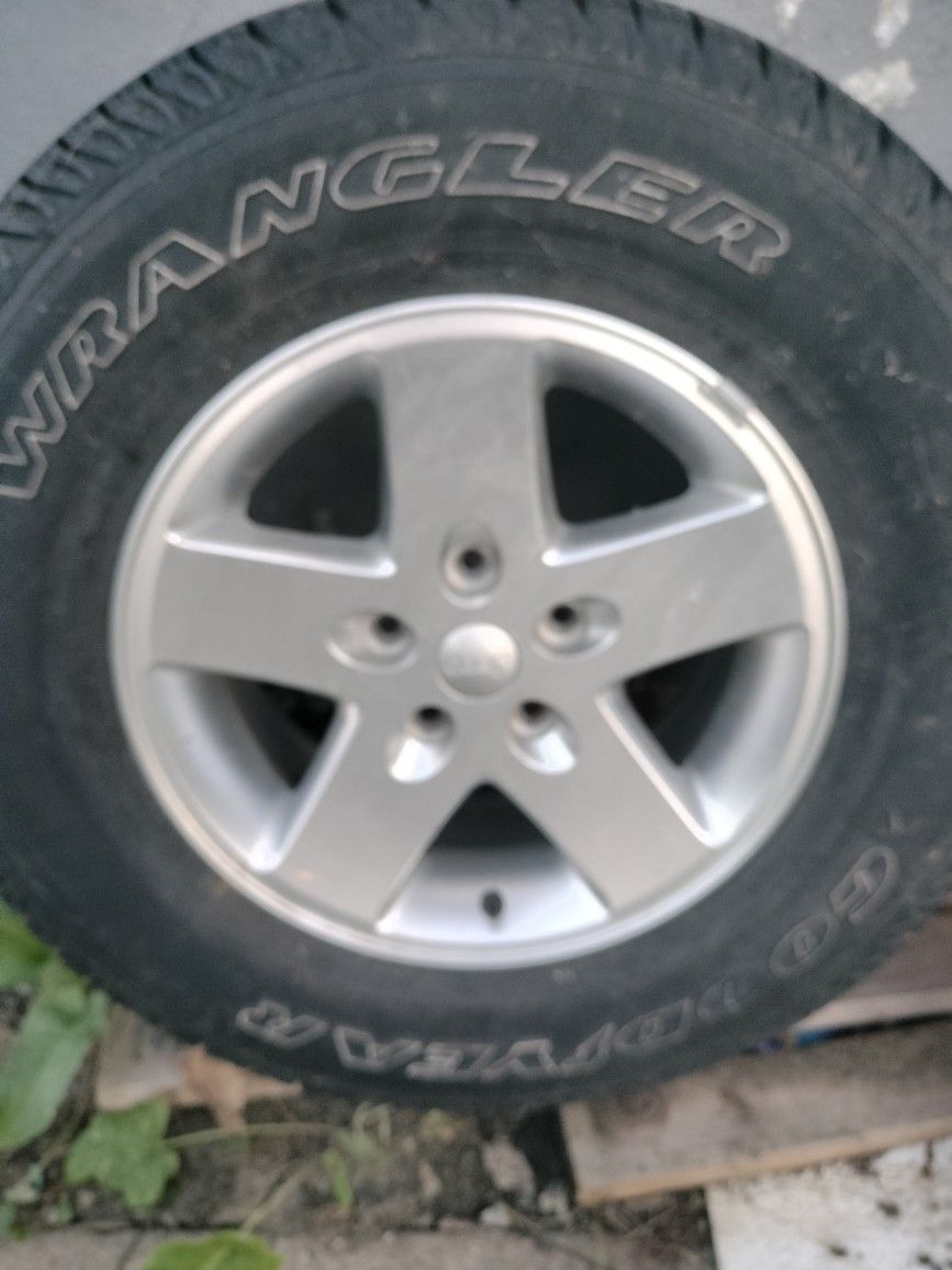 17' 5 Lug Jeep Wheel And Tire