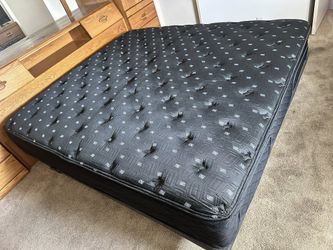 HUGE MATTRESS CLOSEOUT! 50-80% OFF Queen & King
