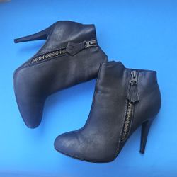 BLACK ANKLE ZIPPER BOOTS 