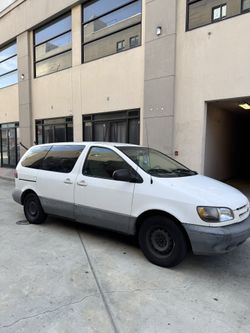 Toyota Sienna 2000 Selling For Parts