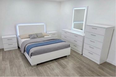 Brand New Queen Bedroom Set with LED Lights / Juego de Cuarto con Luces LED Nuevo a Estrenar …. Fast delivery