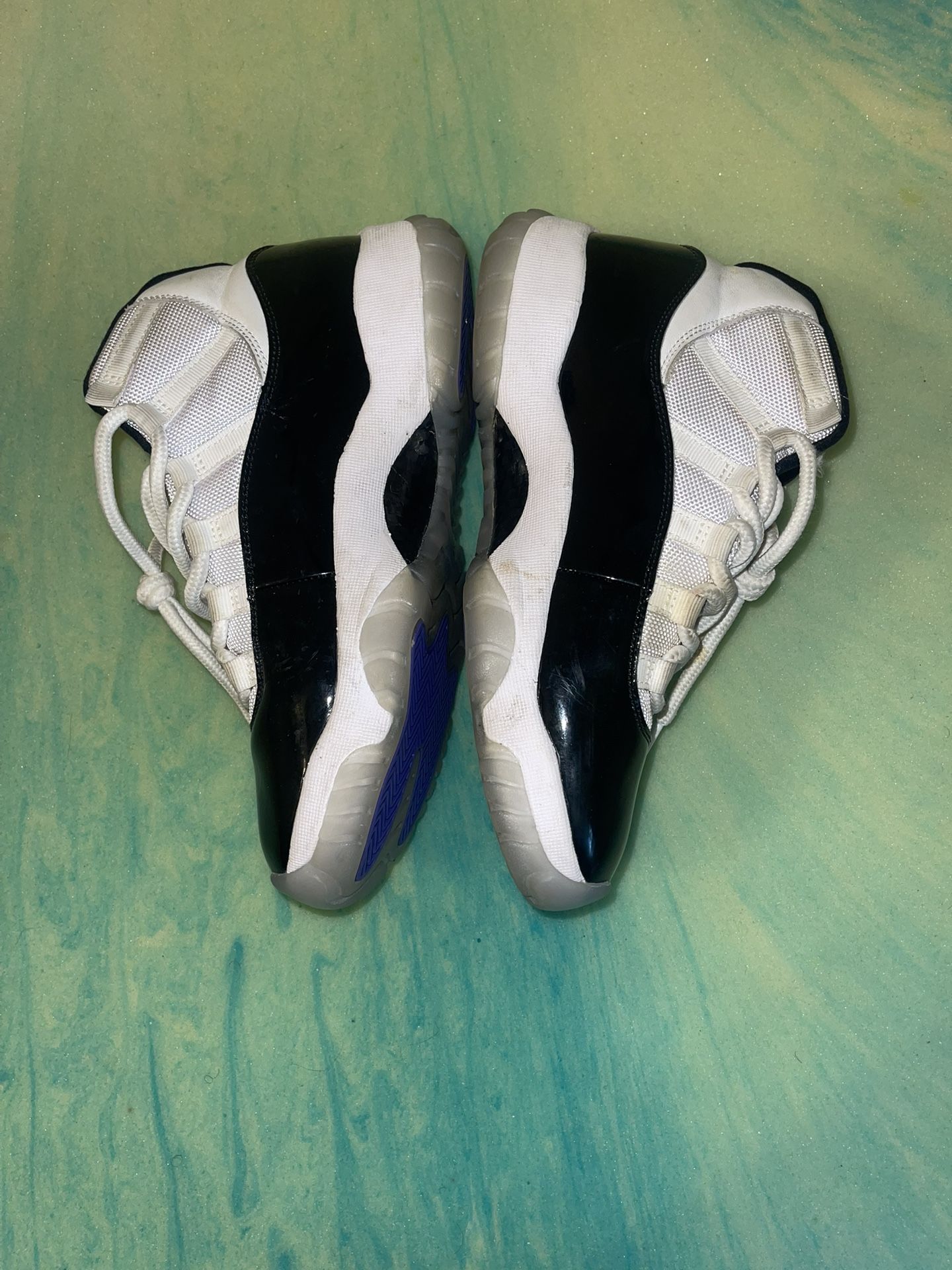 Jordan 11 - SIZE 7.5 USED