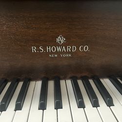 R.S HOWARD BABY GRAND PIANO (New York) 