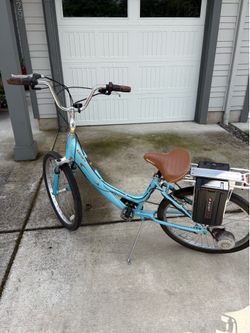 IZIP Via Lento electric bike featuring a light blue, step-through frame