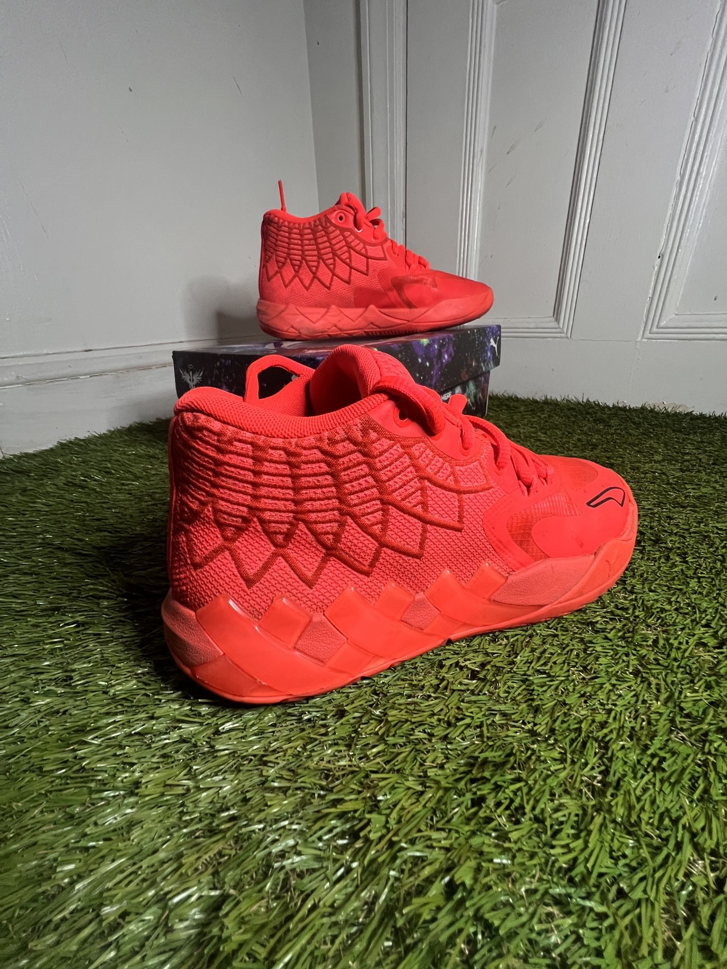 Lamelo Ball MB.1 JR size 6.5 Red